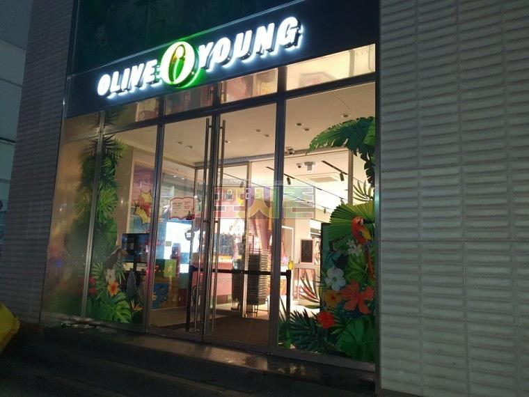 올리브영 명동매장·강남역매장 랩핑사진