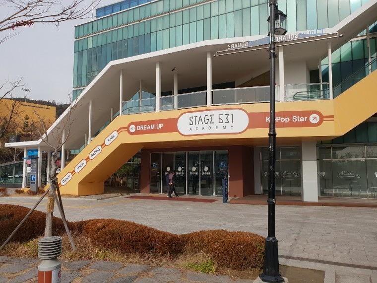 한남동 블루스케어 에스컬레이터 외벽랩핑 ㆍ 제작ㆍ시공작면