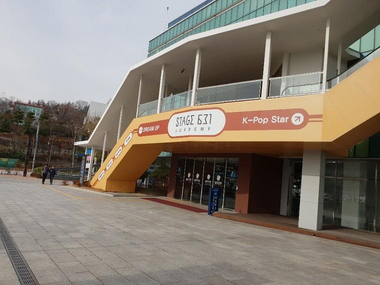 한남동 블루스케어 에스컬레이터 외벽랩핑 ㆍ 제작ㆍ시공작면
