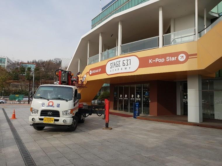 한남동 블루스케어 에스컬레이터 외벽랩핑 ㆍ 제작ㆍ시공작면