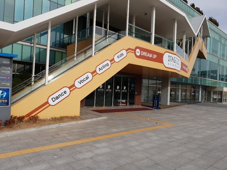 한남동 블루스케어 에스컬레이터 외벽랩핑 ㆍ 제작ㆍ시공작면