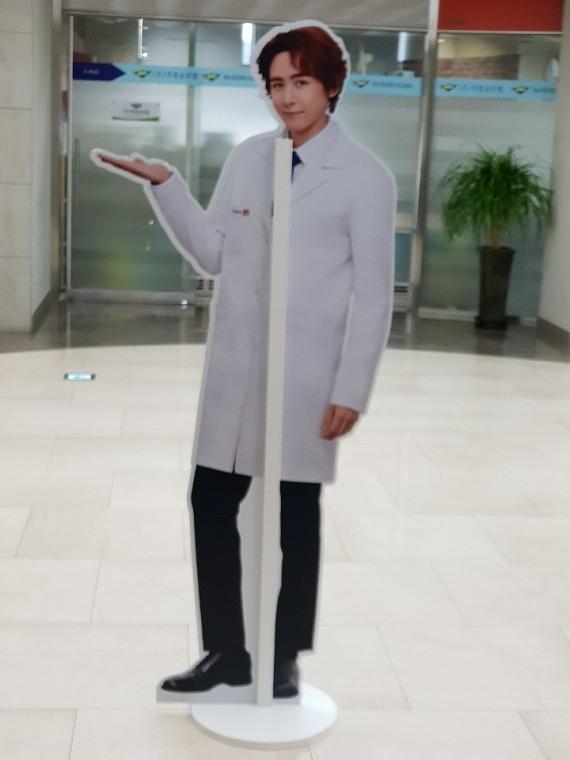 아이딘스페이스_양면등신대, 철제거치대