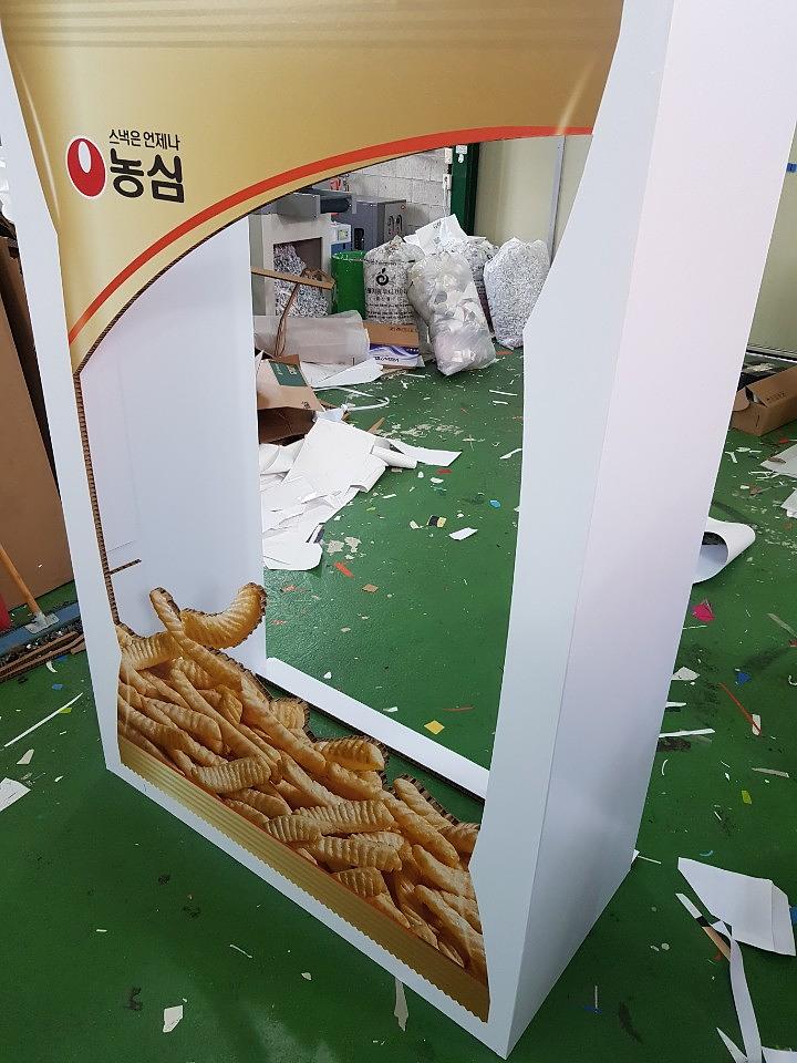 농심 새우깡 포토존 허니콤보드