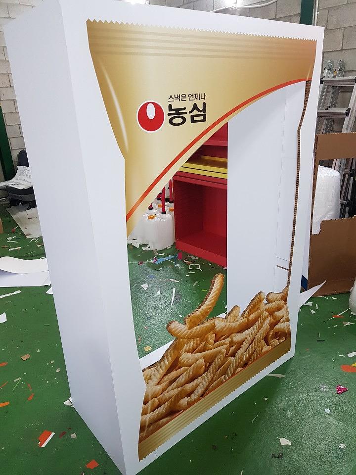 농심 새우깡 포토존 허니콤보드