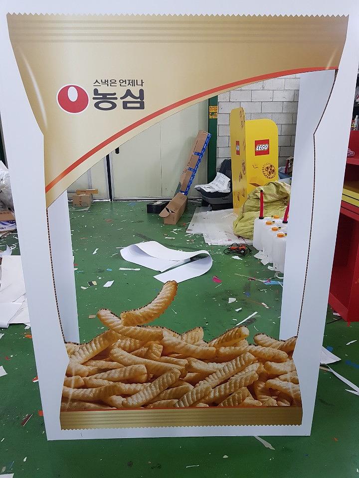 농심 새우깡 포토존 허니콤보드