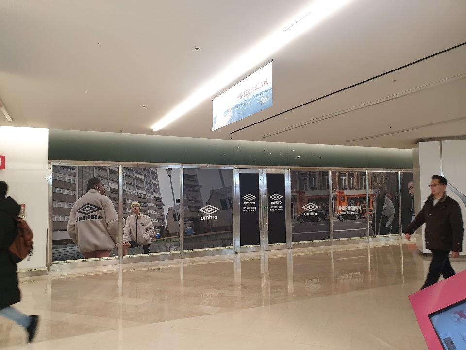 스타필드 코엑스몰 엄브로 매장 가설 방염시트지 제작,시공