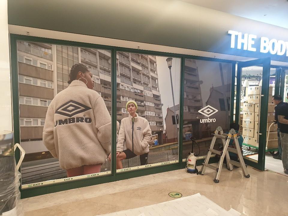 스타필드 코엑스몰 엄브로 매장 가설 방염시트지 제작,시공