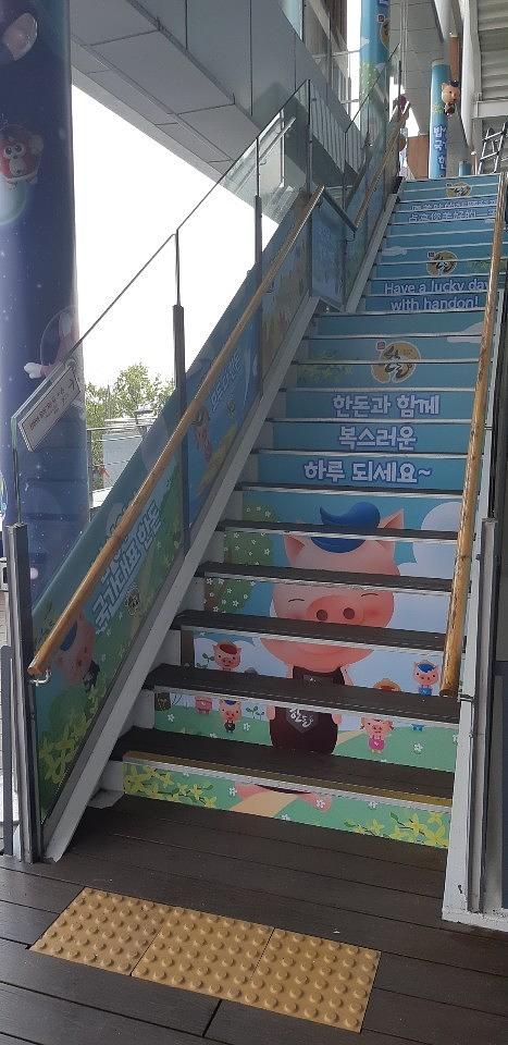 남산타워 기둥, 계단, 유리랩핑