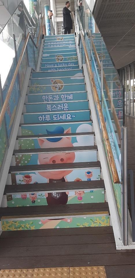 남산타워 기둥, 계단, 유리랩핑