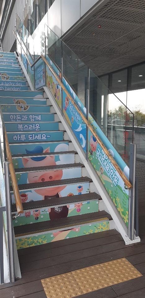 남산타워 기둥, 계단, 유리랩핑