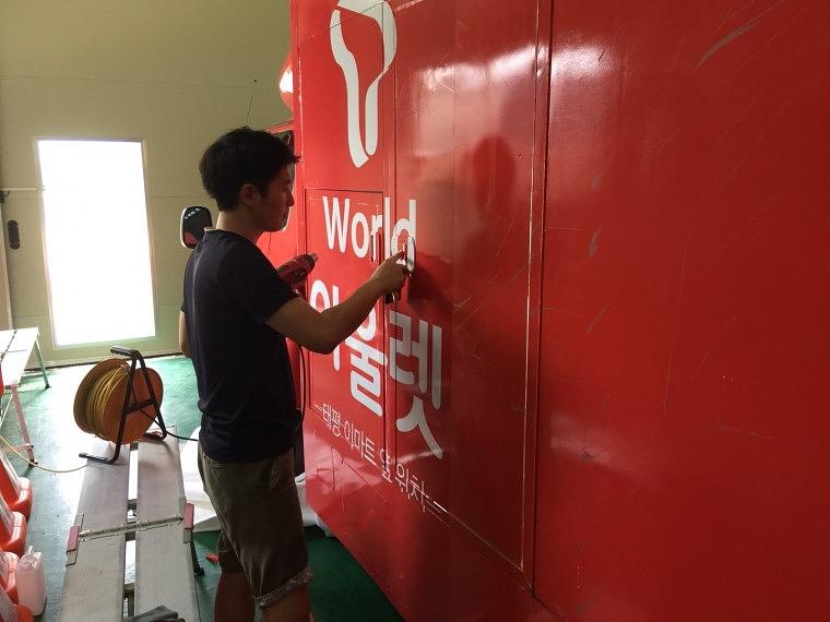 탑차 랩핑 시공 장면