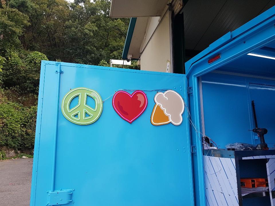 Ben & Jerry's 차량 내부 포맥스, 고무스카시, 네온사인물 제작 및 시공
