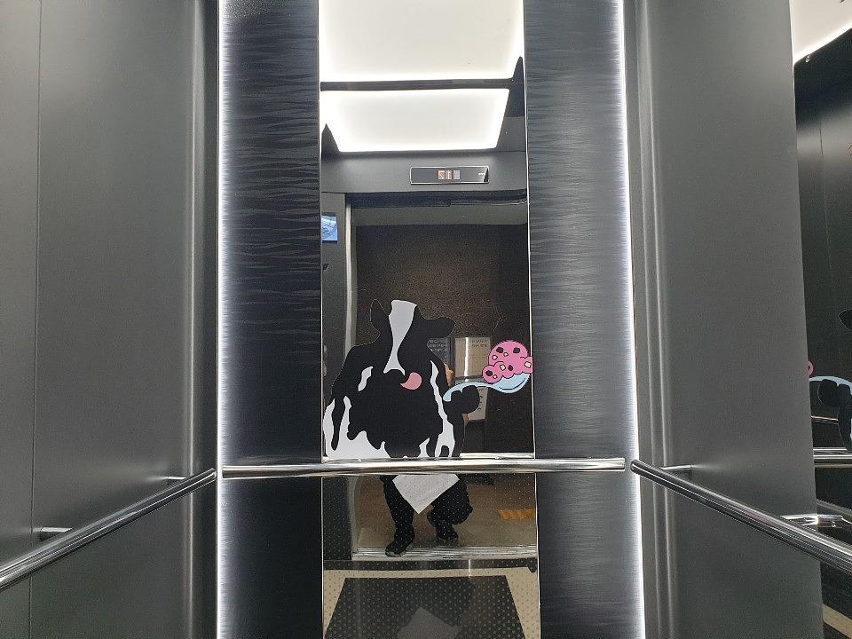AK백화점 등신대, 유리실사 제작 및 시공