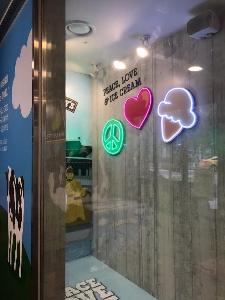 ben&jerry's 포맥스, 폼보드 , 네온사인 각종 전시물 실사 제작 및 시공