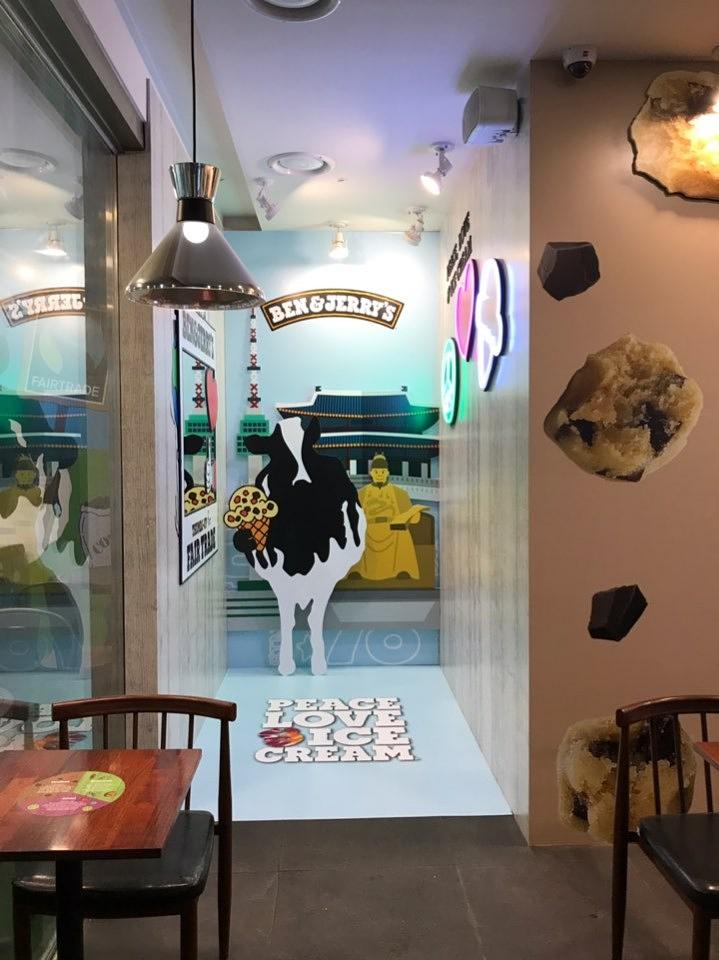 ben&jerry's 포맥스, 폼보드 , 네온사인 각종 전시물 실사 제작 및 시공