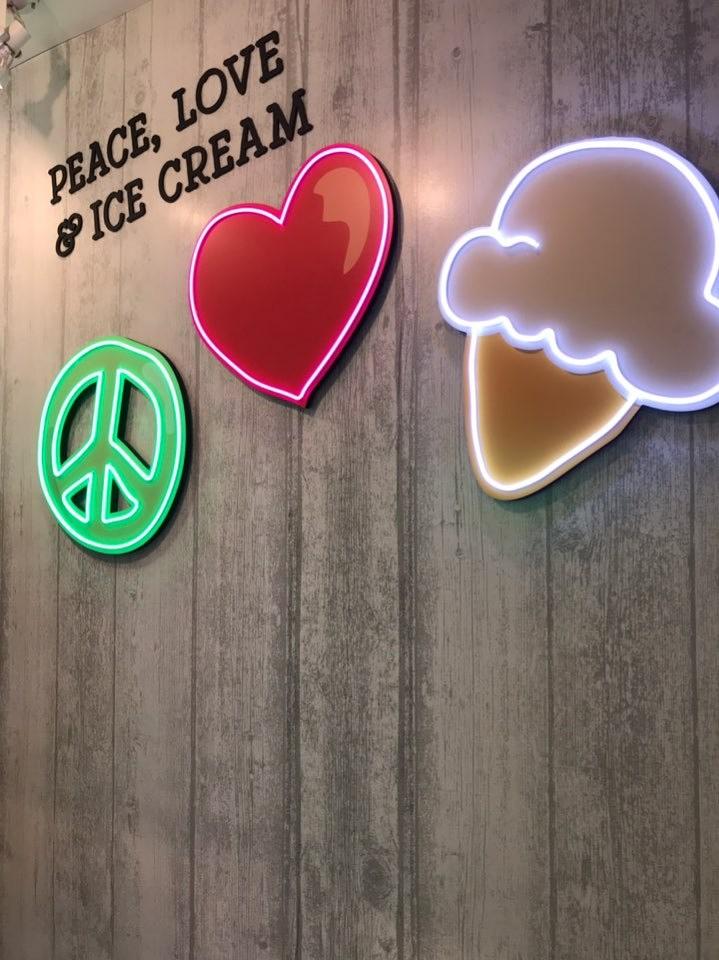 ben&jerry's 포맥스, 폼보드 , 네온사인 각종 전시물 실사 제작 및 시공