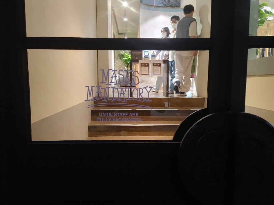 카시나 매장 유리,벽면 실사 제작 및 시공