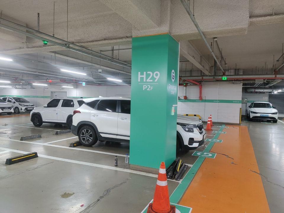 롯데월드지하주차장 기둥도색및 차선도색 그린카 사인물 제작 및 시공
