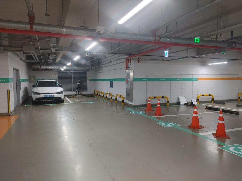 롯데월드지하주차장 기둥도색및 차선도색 그린카 사인물 제작 및 시공