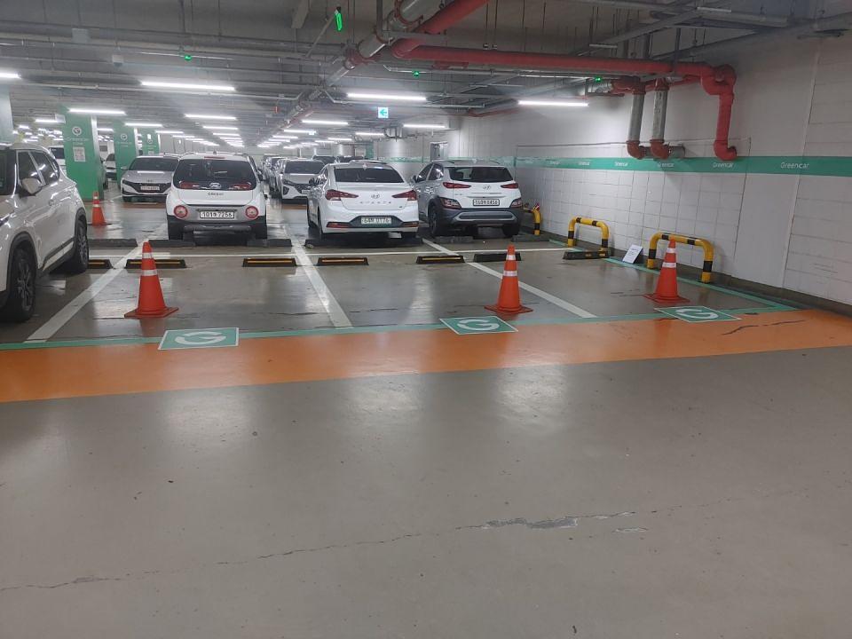 롯데월드지하주차장 기둥도색및 차선도색 그린카 사인물 제작 및 시공