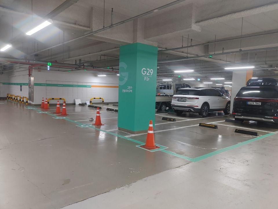 롯데월드지하주차장 기둥도색및 차선도색 그린카 사인물 제작 및 시공