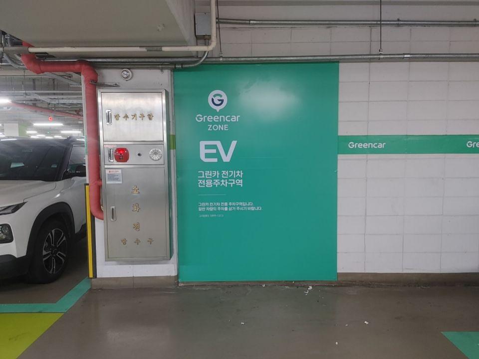 롯데월드지하주차장 기둥도색및 차선도색 그린카 사인물 제작 및 시공