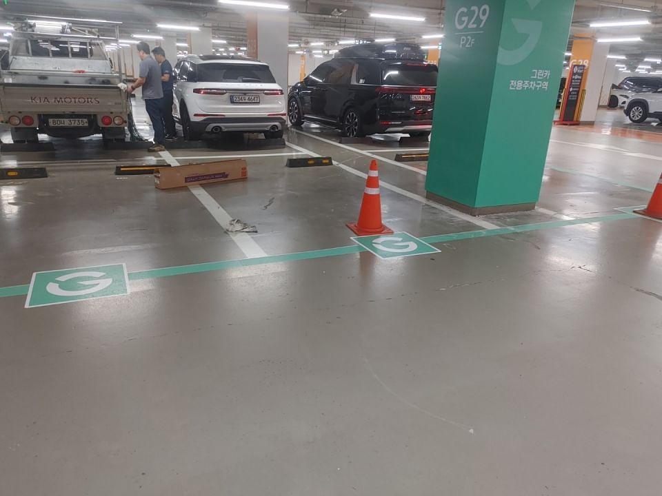 롯데월드지하주차장 기둥도색및 차선도색 그린카 사인물 제작 및 시공