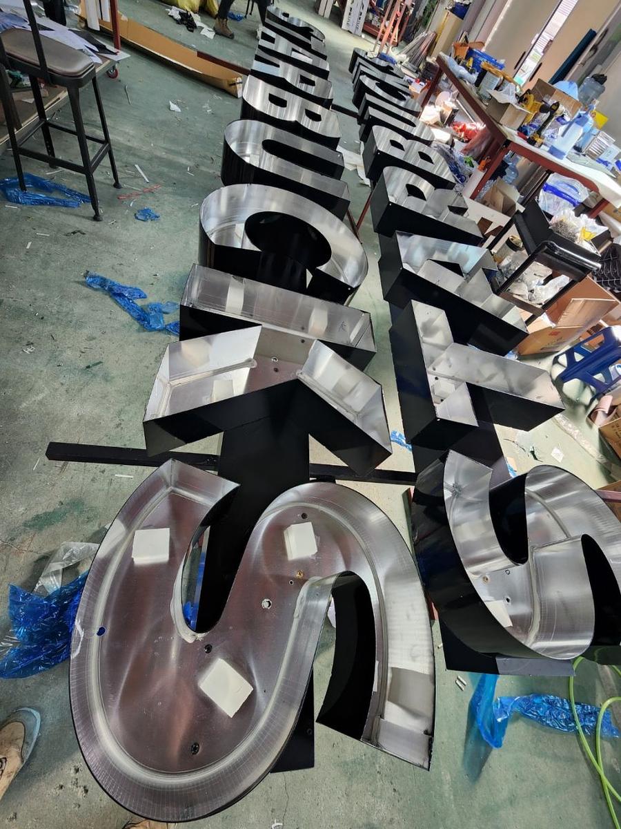 사인물 제작 광경