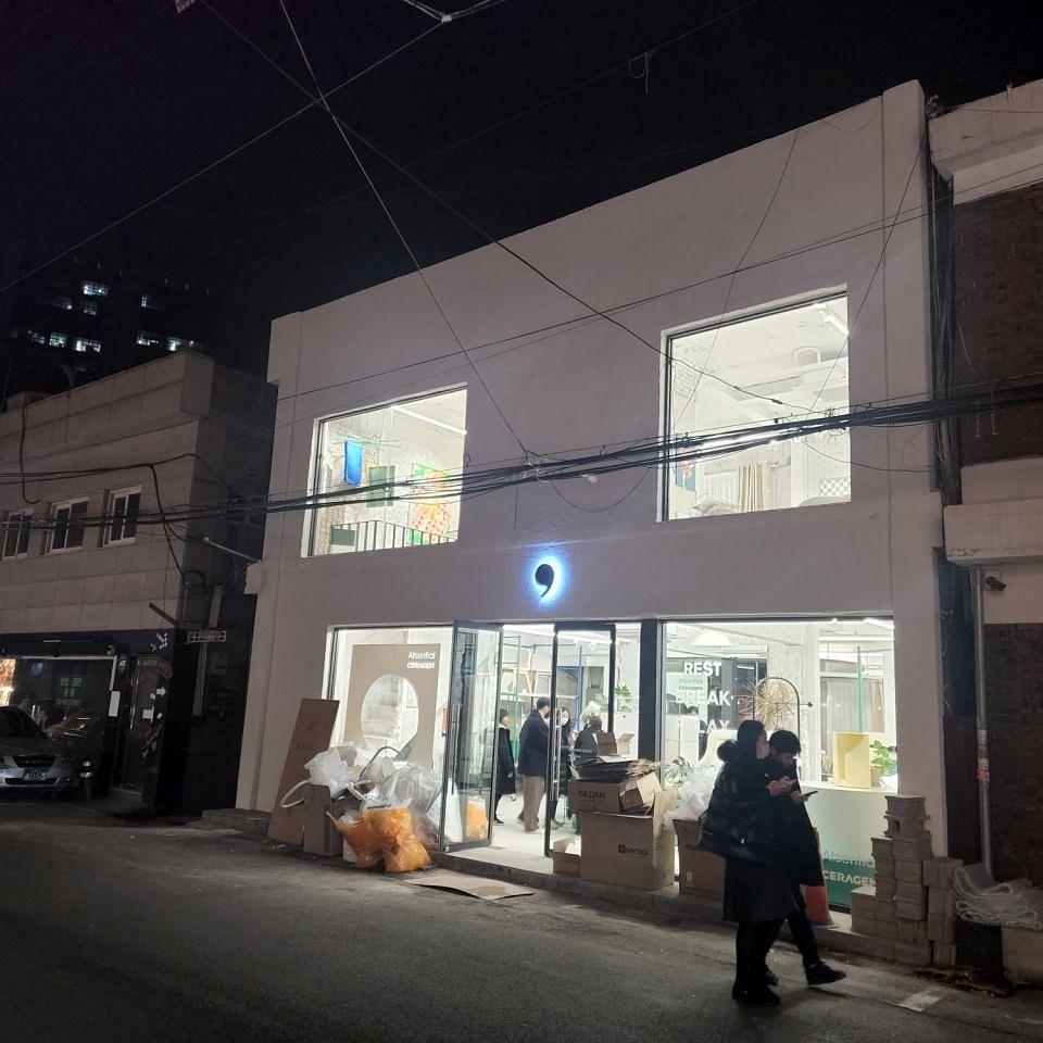 1월 12일. 성수동 · 언커먼. 제작 및 시공