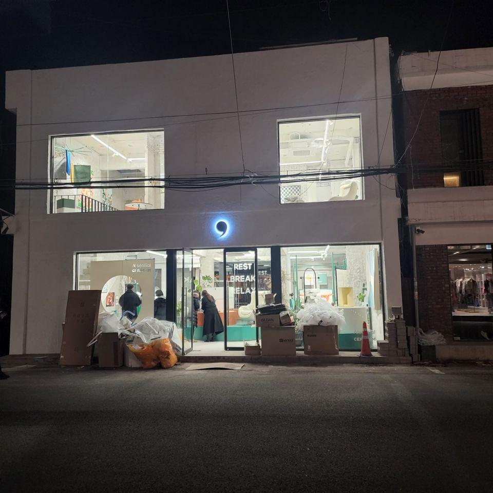 1월 12일. 성수동 · 언커먼. 제작 및 시공