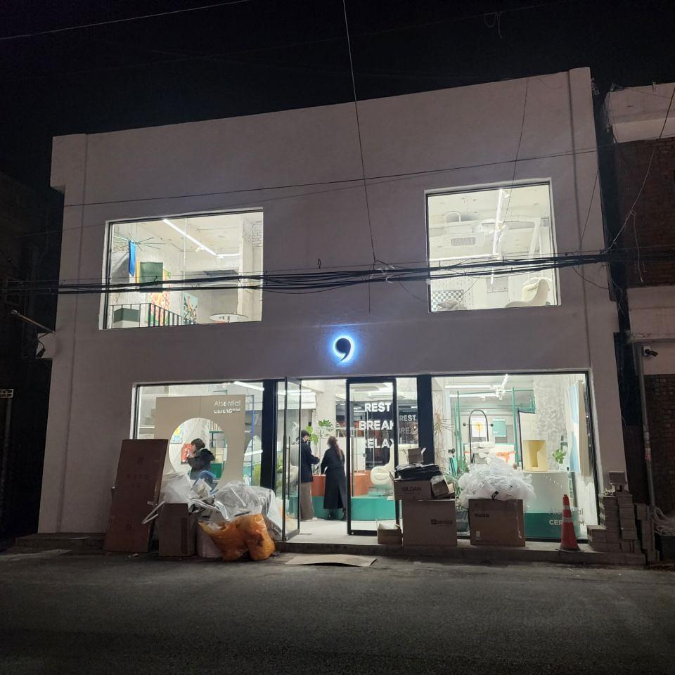 1월 12일. 성수동 · 언커먼. 제작 및 시공