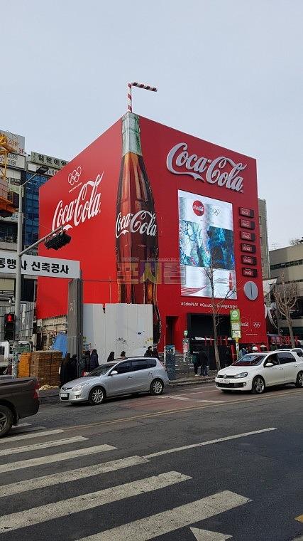 코카콜라 홍대정문 앞 빌딩 4면 전체랩핑 (1000㎡) 홍대 코카콜라 자판기