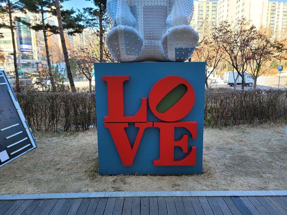 판타지움 사인물. 제작 및 시공