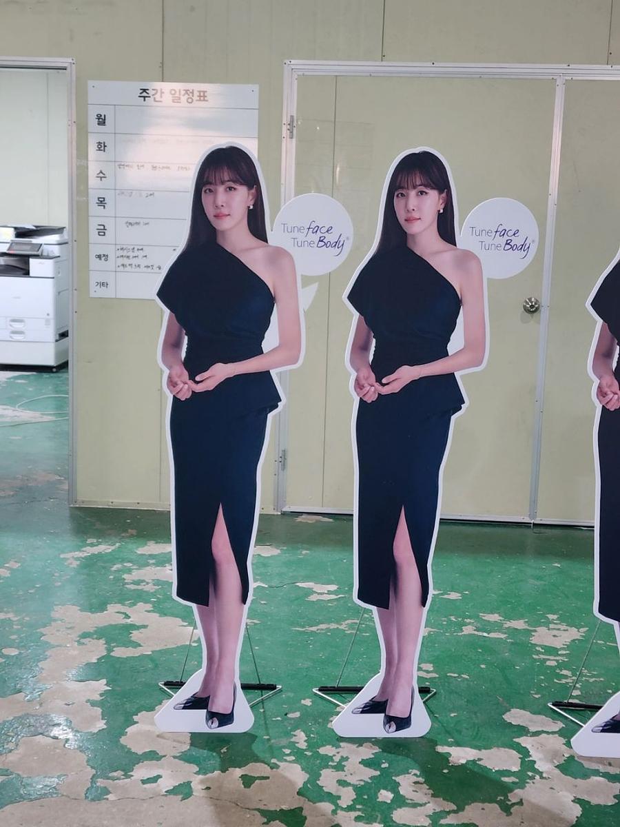 2월13일 김이나모델 등신대 300개. 전국병원 배송. 제작및배송 . 준드컷 영상포함 첨부파일 확인