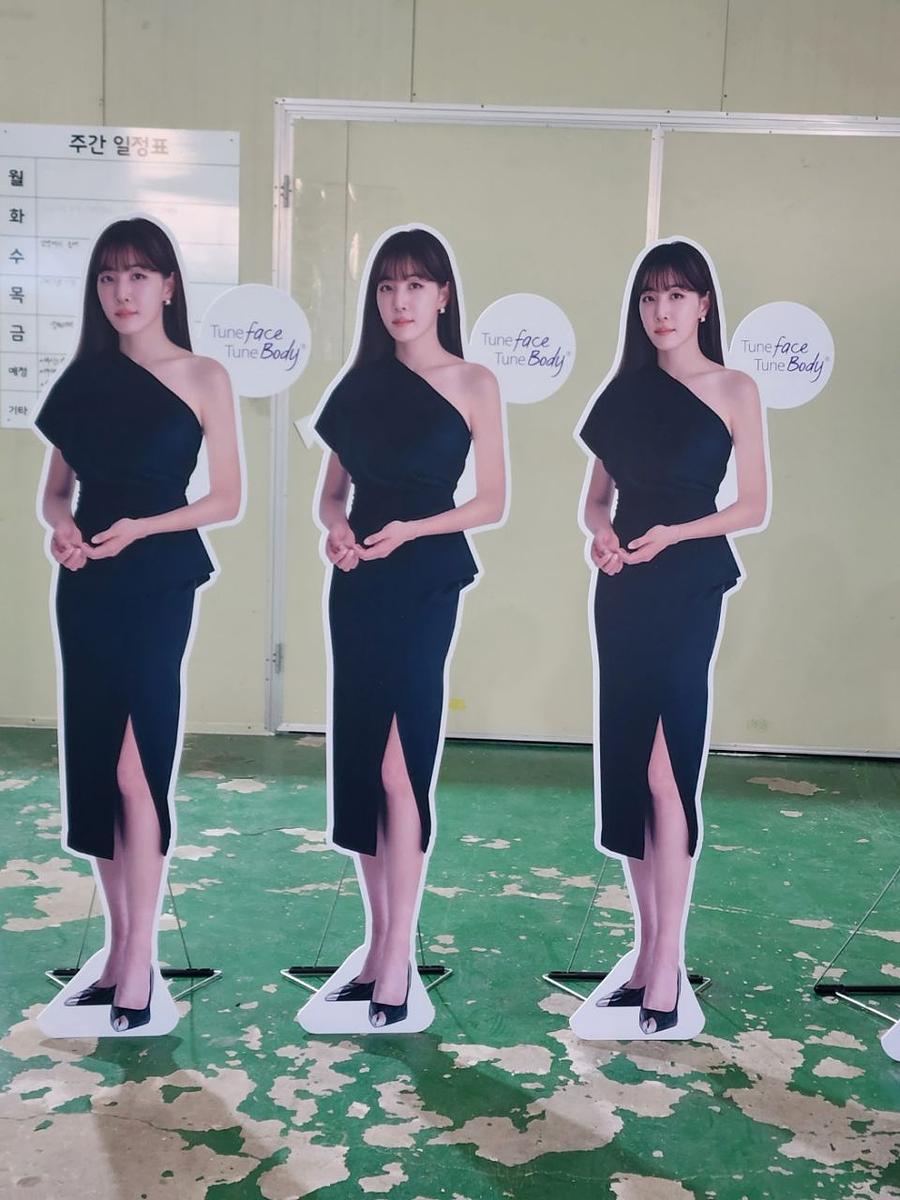 2월13일 김이나모델 등신대 300개. 전국병원 배송. 제작및배송 . 준드컷 영상포함 첨부파일 확인