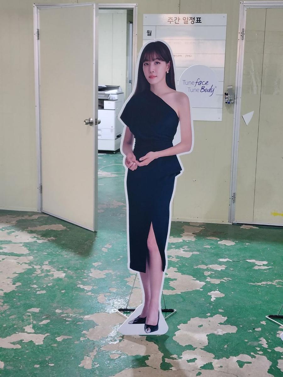 2월13일 김이나모델 등신대 300개. 전국병원 배송. 제작및배송 . 준드컷 영상포함 첨부파일 확인