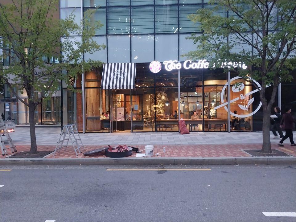 11/1 커피빈 상암한국지역정보개발원점 제작 및 시공
