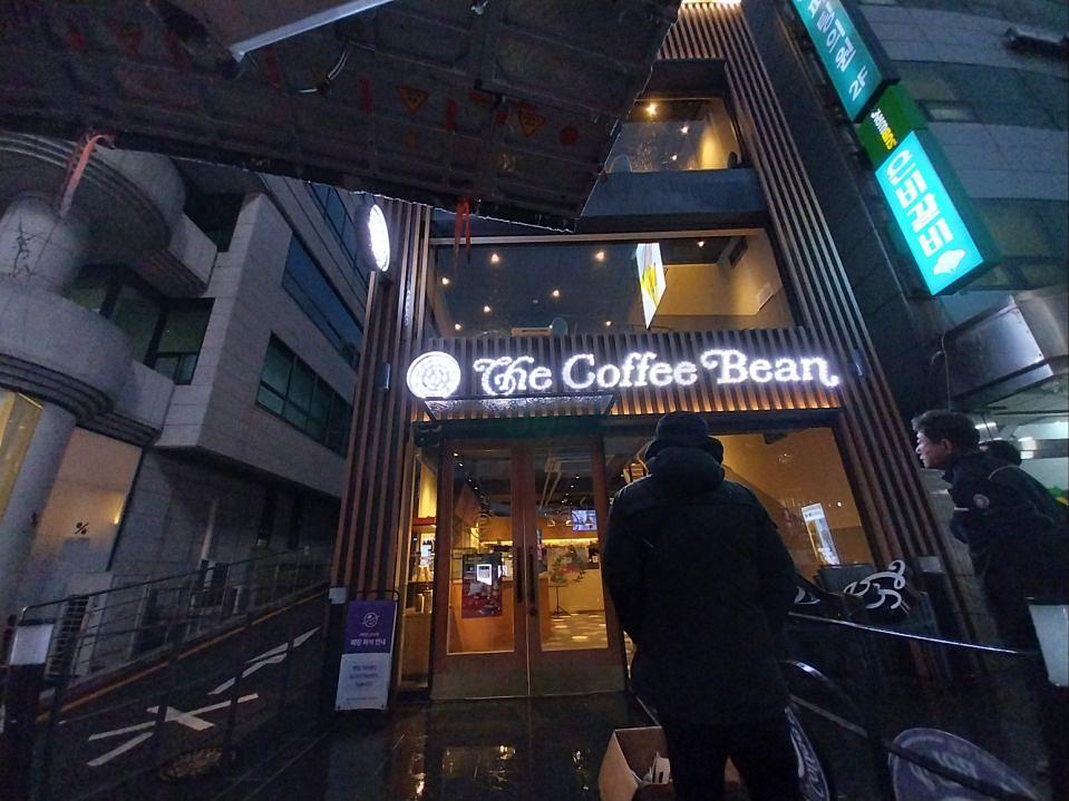 12/5 커피빈 신사점 사인물 제작 및 시공