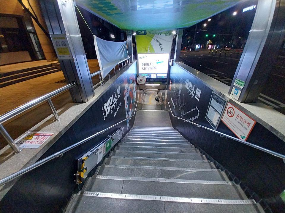 2025/09/15 홍대역8번출구랩핑 -방염시트 제작 및 시공