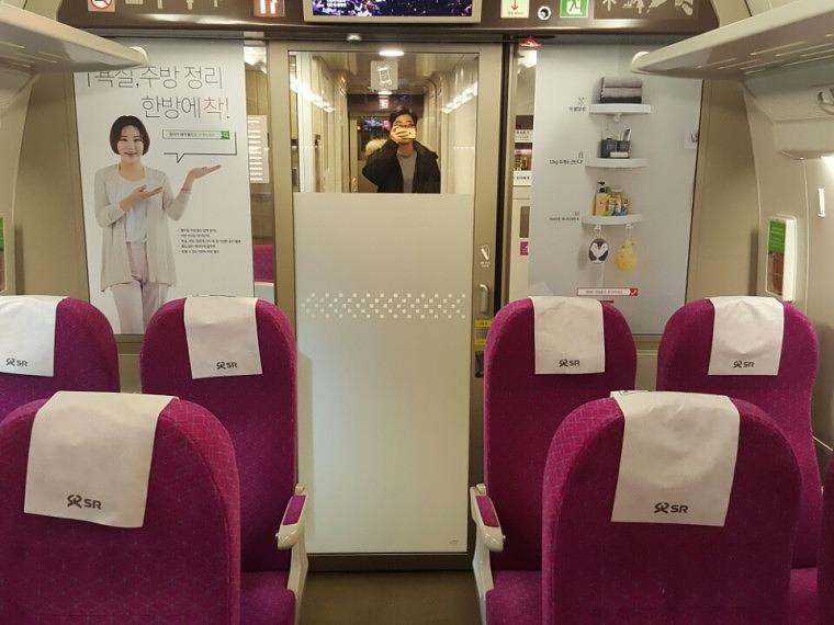 SRT열차 내부 광고 랩핑장면