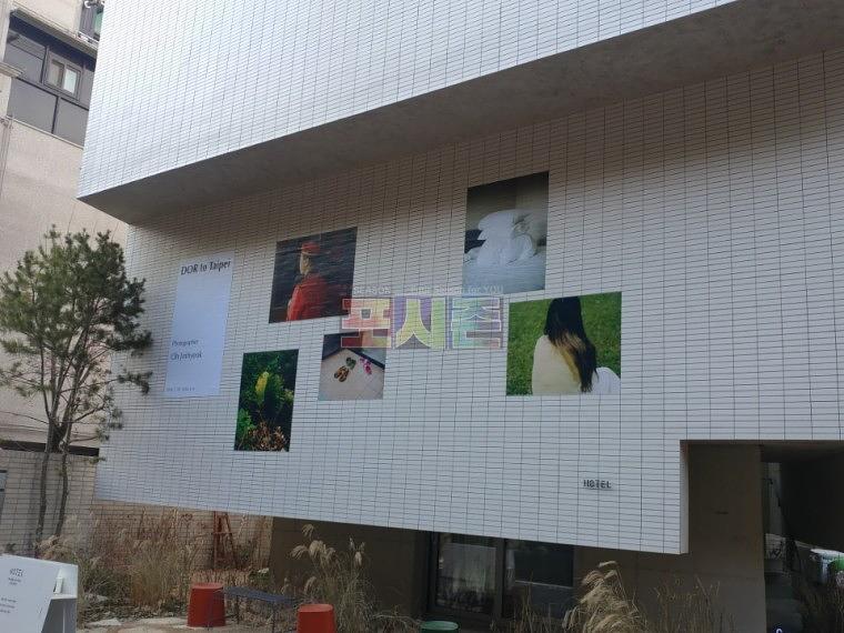 사진전 시트지 외부 부착