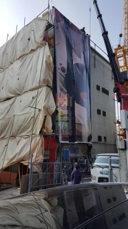 코카콜라 홍대건물 4면랩핑 시공사진