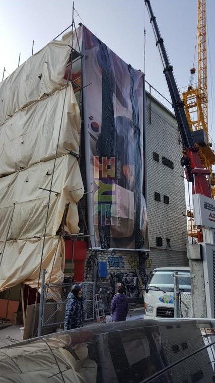코카콜라 홍대건물 4면랩핑 시공사진