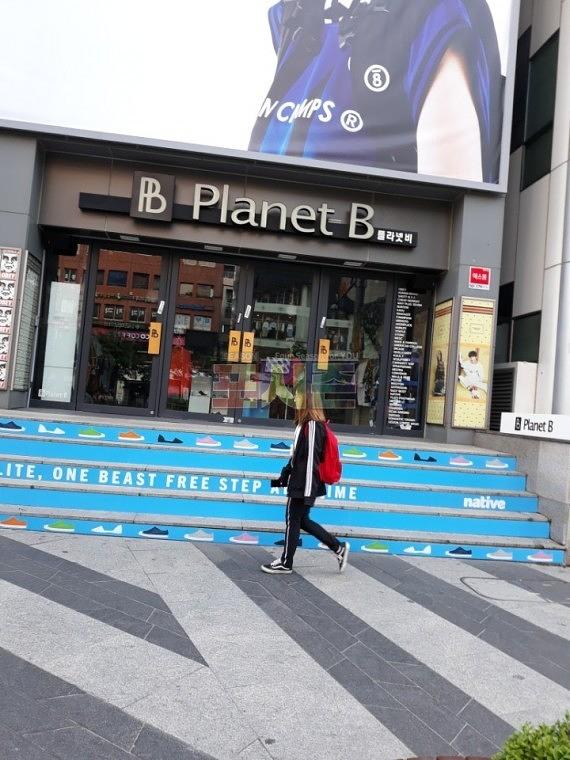 Planet B 매장 계단랩핑